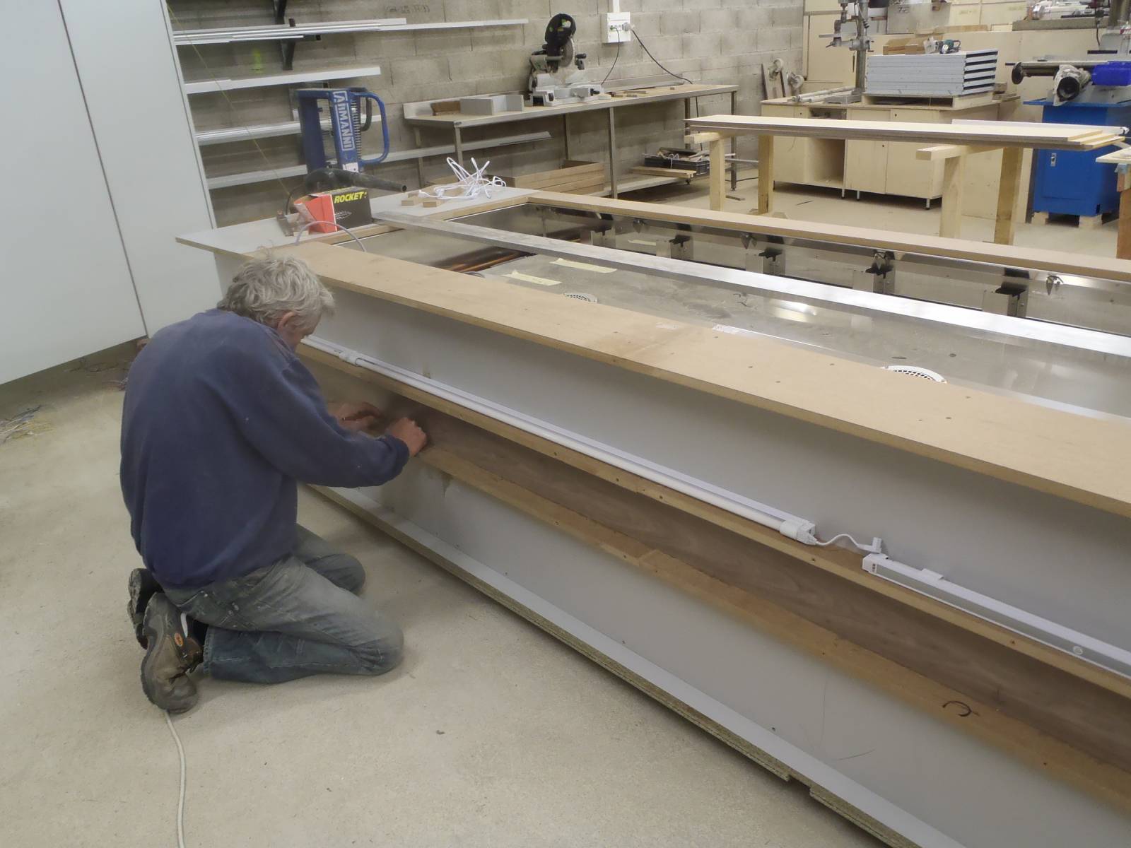 Atelier menuiserie fabrication de vitrine boulangerie pâtisserie et métiers de bouche à Montady proche de Béziers